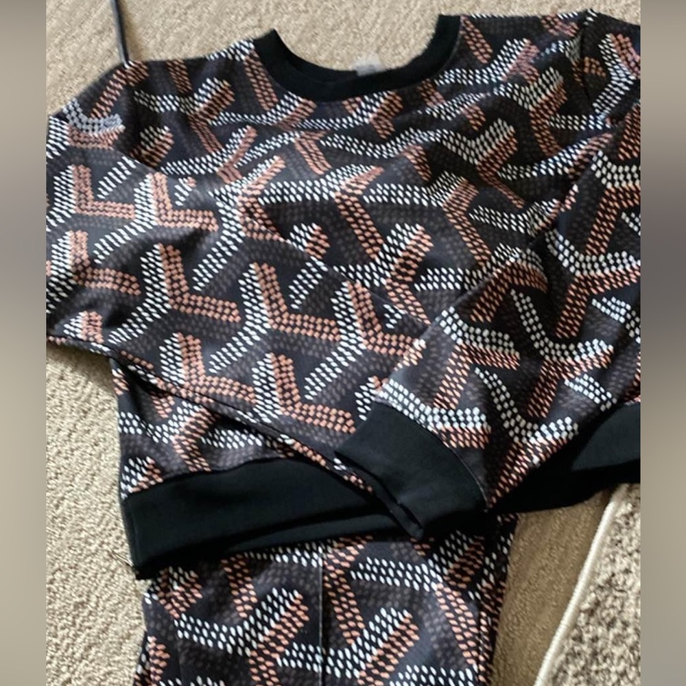 Goy jogger women’s sz med pants and pullover crew neck